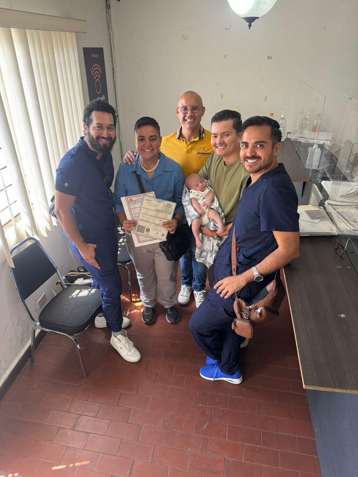 Registran al segundo bebé con dos papás en Nuevo León, México