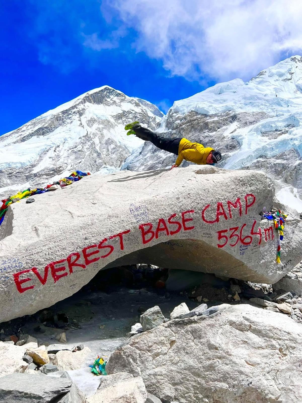 Ronald Quintero tras subir a la cima del Monte Everest.