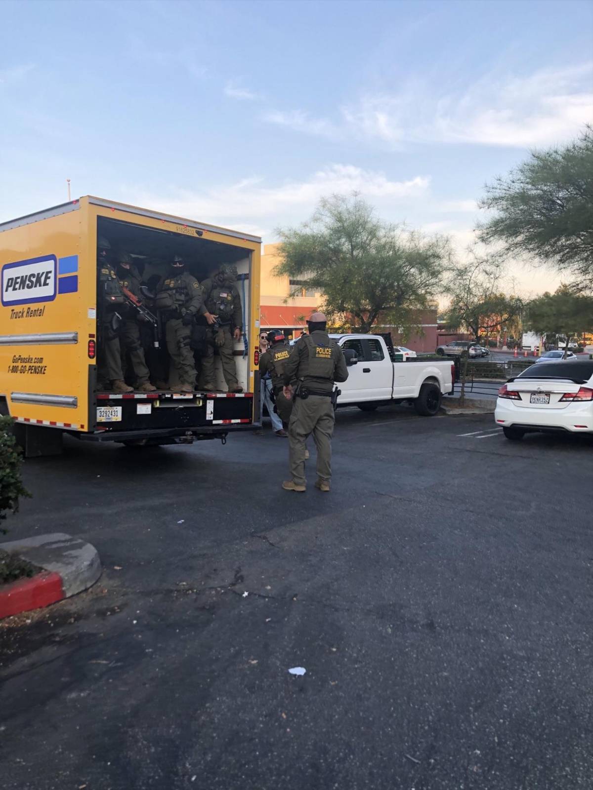 'Caballo de Troya': Agentes de ICE se esconden en camión para sorprender a migrantes