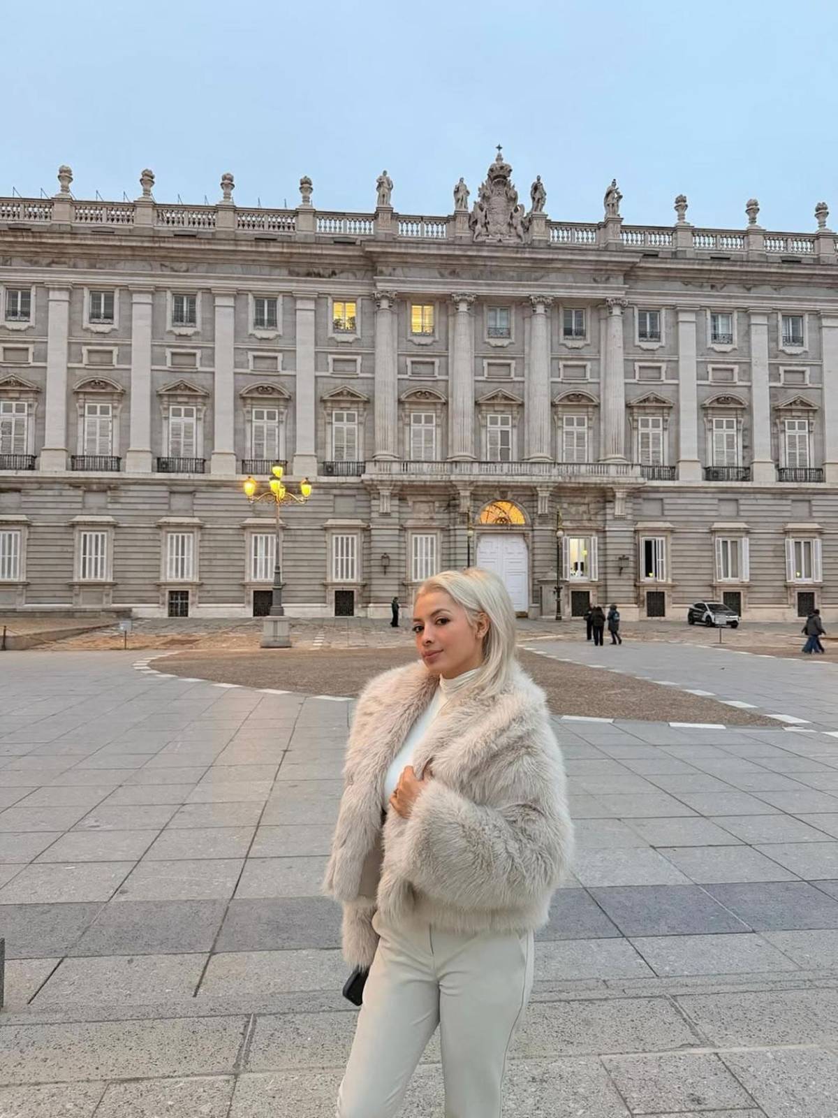 'Barbie' hondureña deslumbra en Europa con legionario: Champions en el Bernabéu