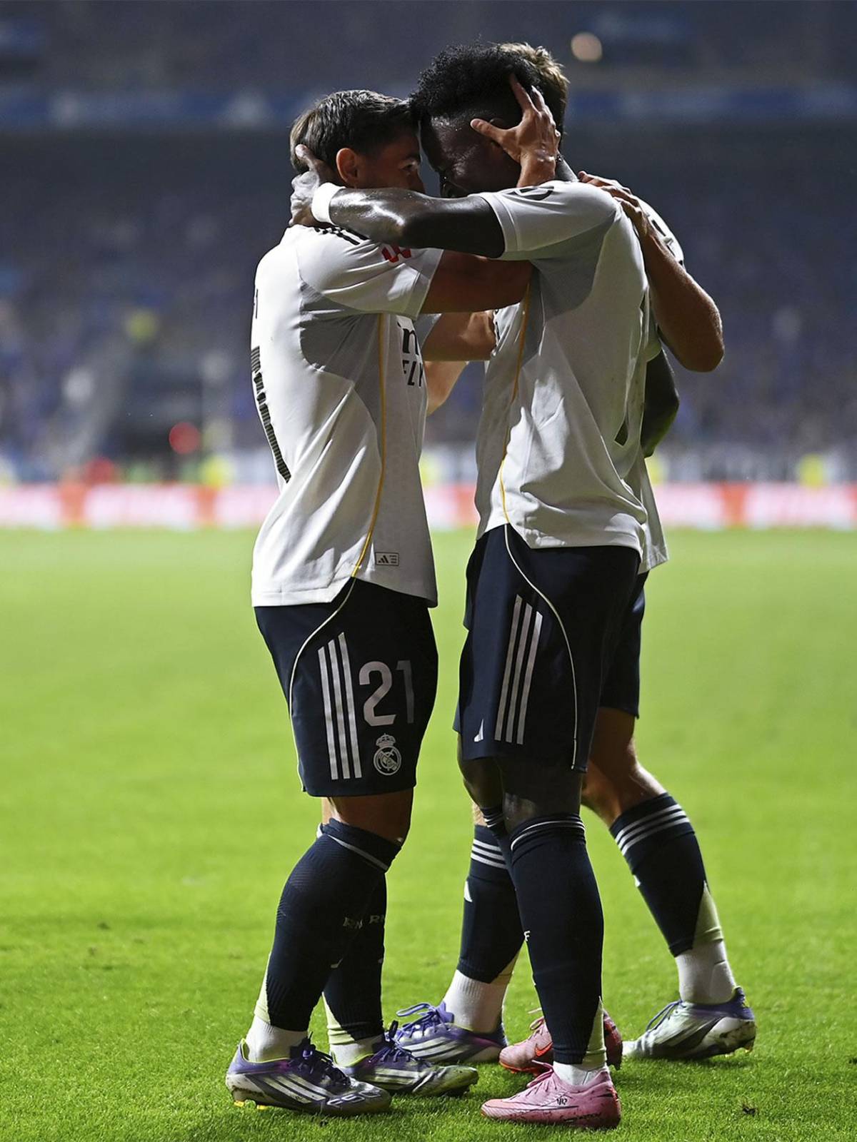 Mbappé calló a Vinicius, que hizo feo gesto al Oviedo y figura del Real Madrid enojado con Xabi