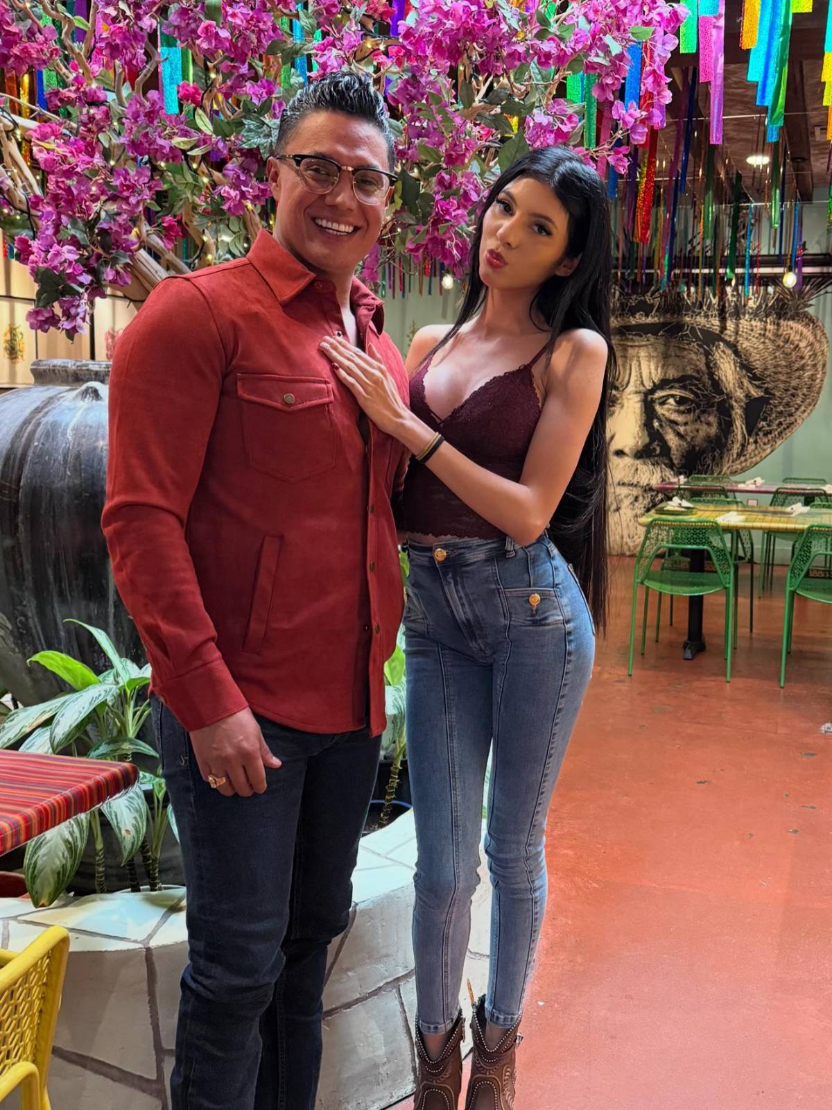 Erik El Charro presume sus nuevas cejas