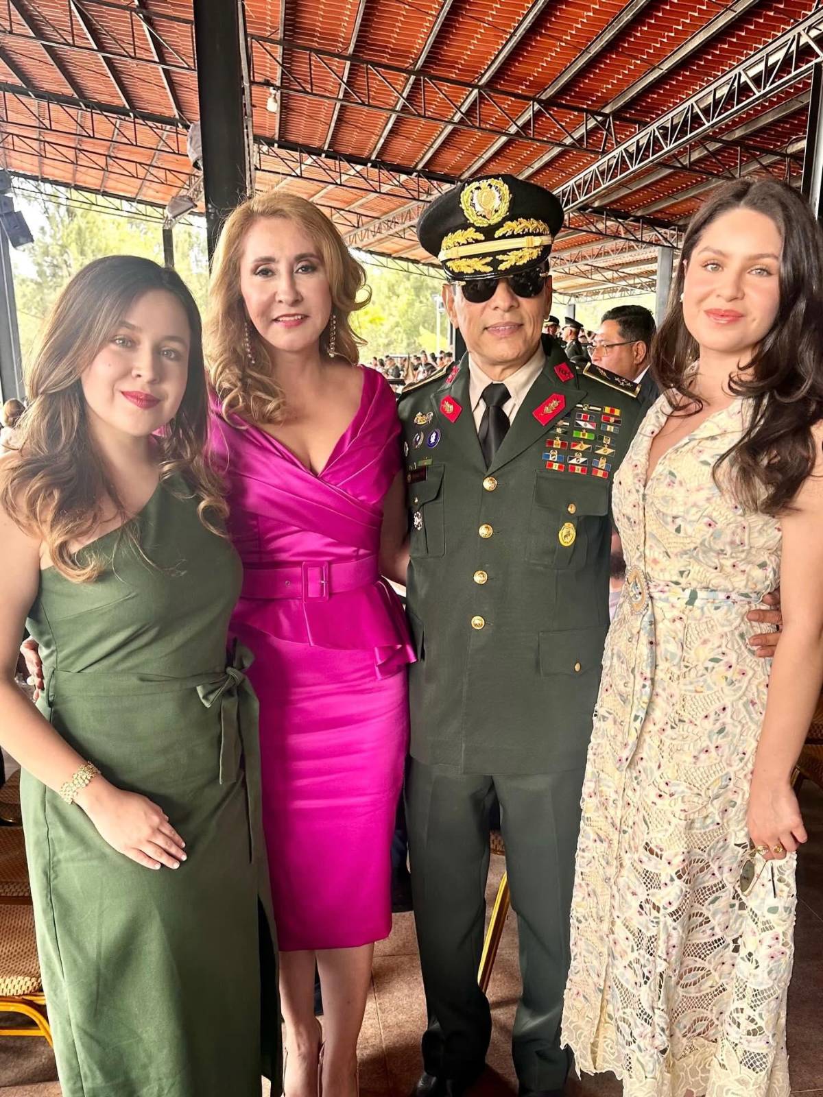 ¿Quién es el general al que acompañaron las hijas de JOH en el traspaso de mando de las FFAA?