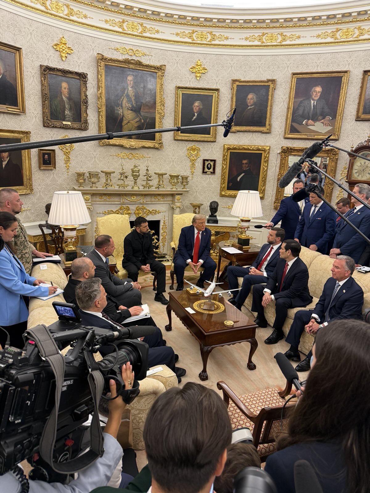 Con un traje, una carta y gratitud, Zelenski evita otra humillación en la Casa Blanca