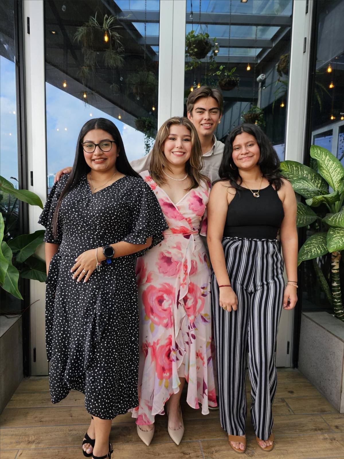 Seniors de la New Beginnings Learning Center celebran previo al inicio de clases