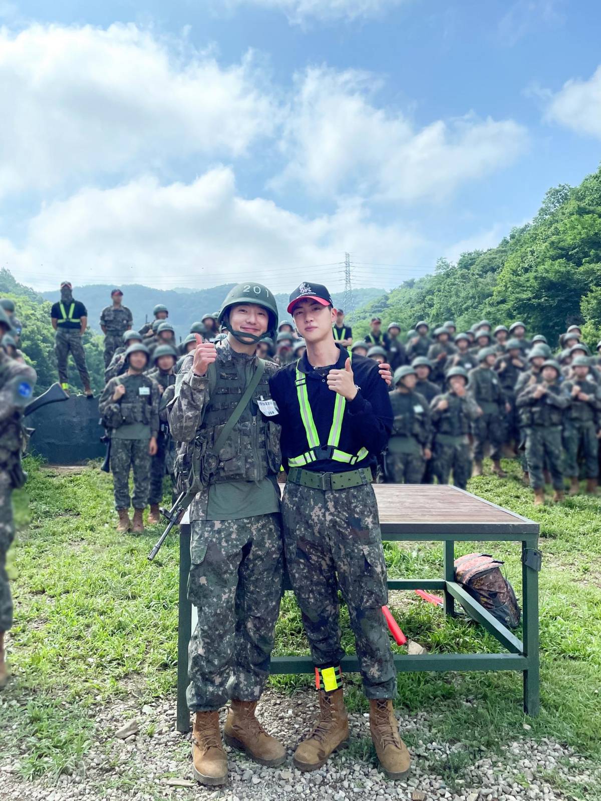 Jin y J-Hope vuelven al ejército para entrenamiento de reservistas