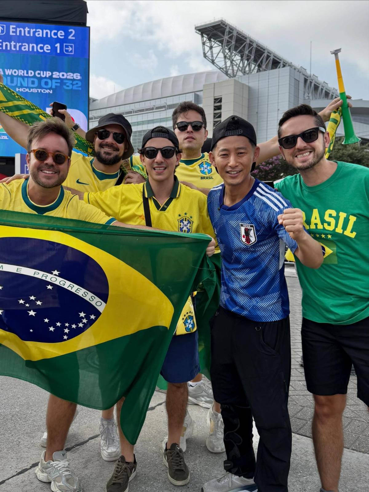 Shin Fujiyama cumple sueño, la locura de la afición en el Japón vs. Brasil