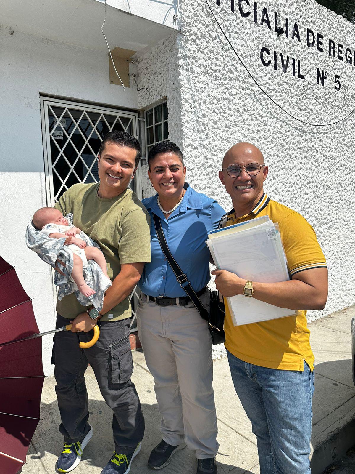 Registran al segundo bebé con dos papás en Nuevo León, México