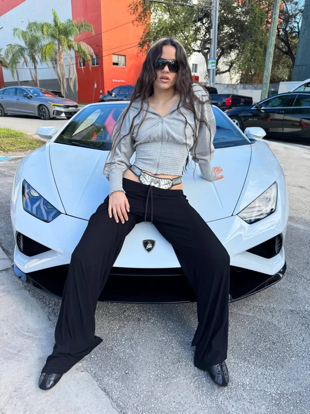 Rosalía llora ante sus fans al suspender concierto en Italia por problemas de salud