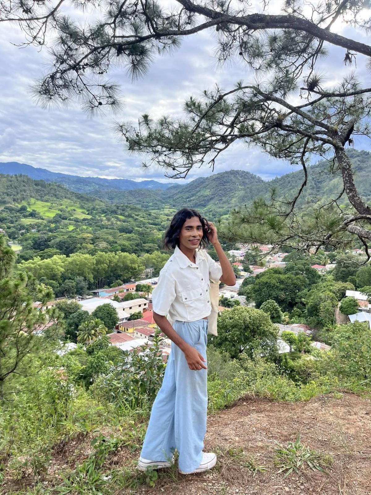 Tiktoker hondureño La Doña HN denuncia amenazas a muerte tras polémica en feria