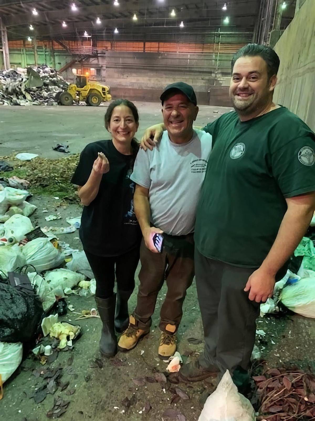 Recolectores de basura encuentran anillo y se lo devuelven a su dueña