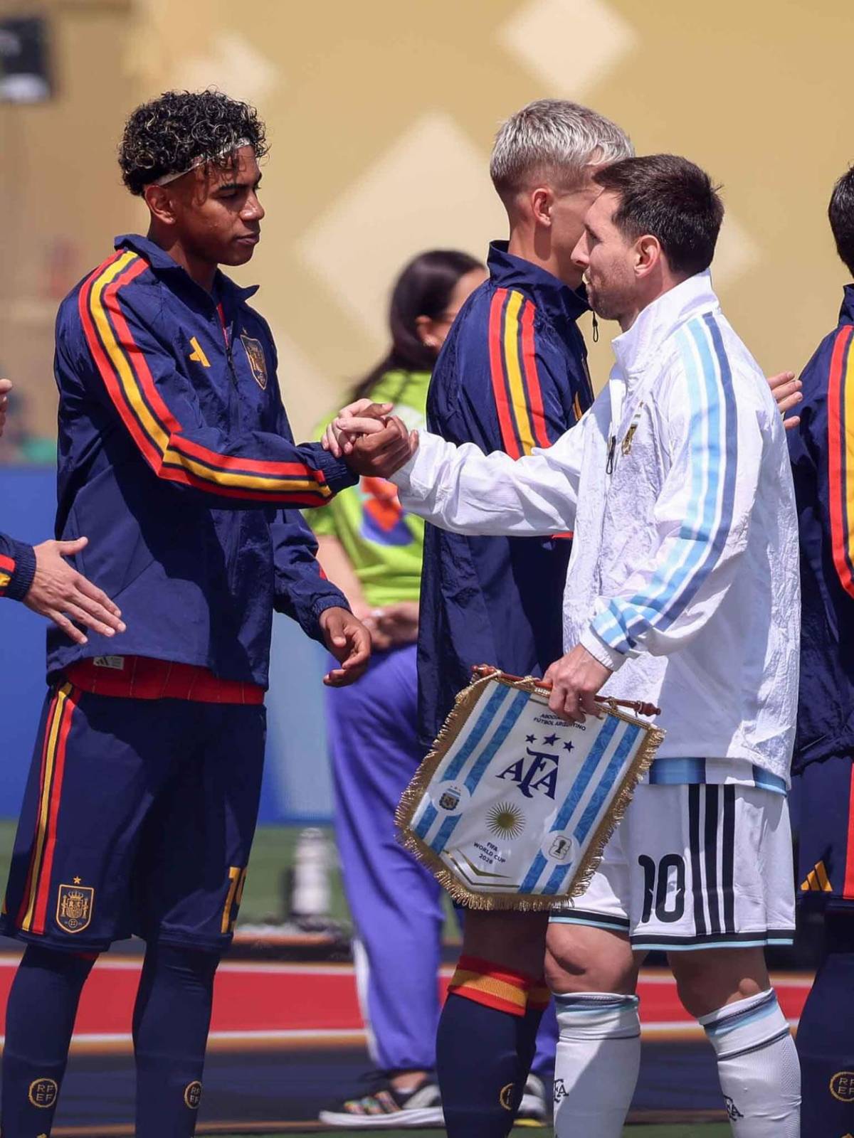 Messi y su triste adiós, gesto de Lamine con Leo, pelea de Paredes y polémica de Cucurella