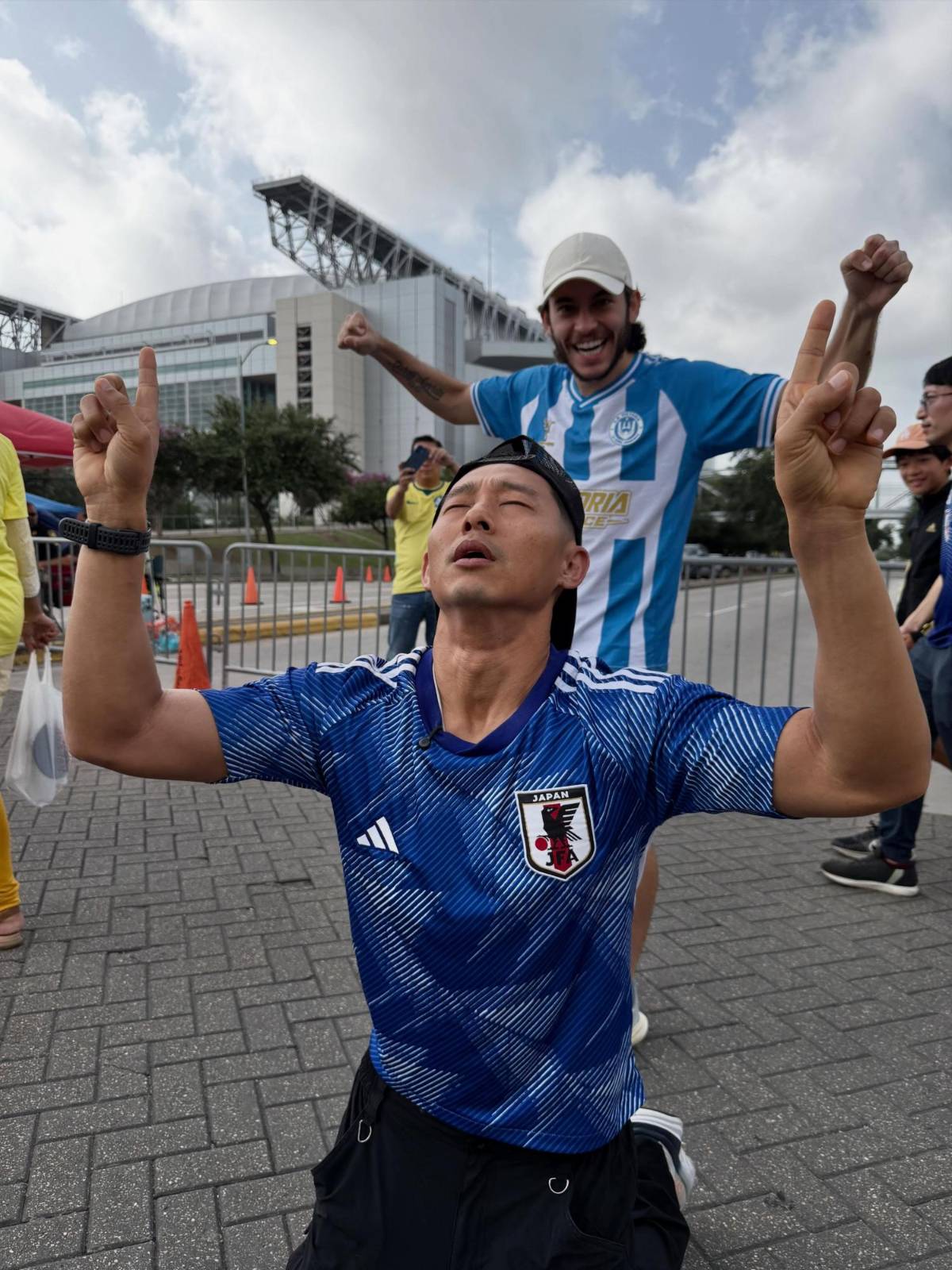 Shin Fujiyama cumple sueño, la locura de la afición en el Japón vs. Brasil