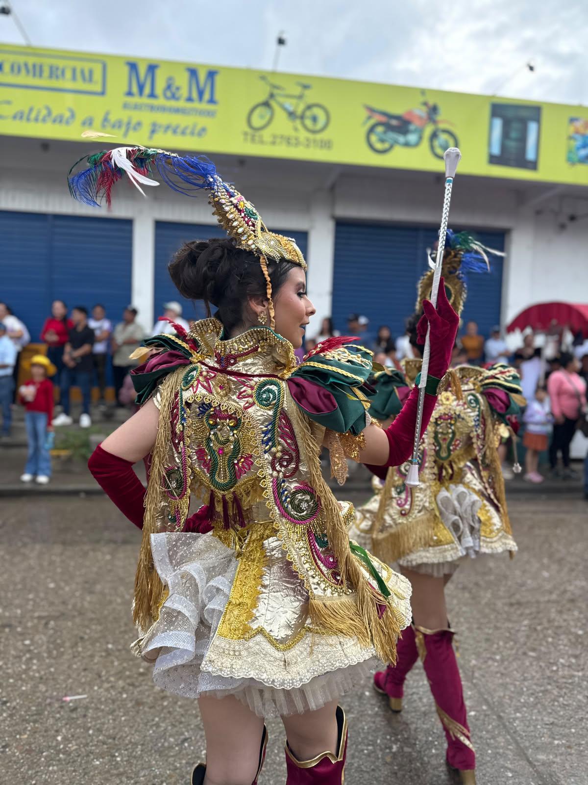 Elegancia y tradición en el desfile de las palillonas del Instituto Cosme García