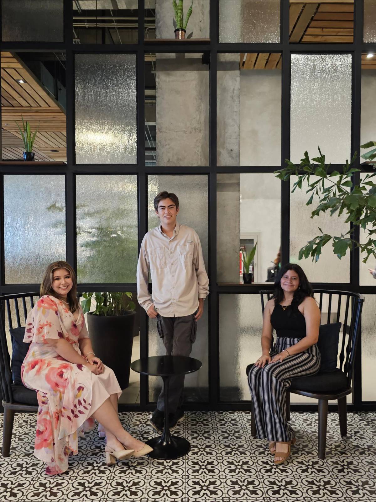 Seniors de la New Beginnings Learning Center celebran previo al inicio de clases