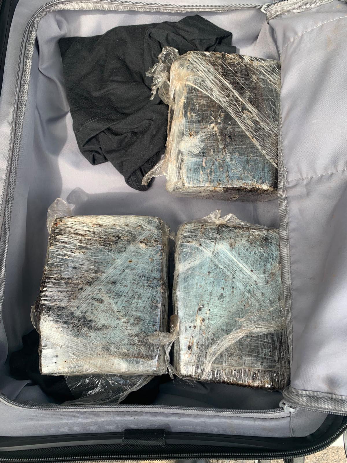 Los paquetes iban untados de café: capturan a tres hombres con millonaria suma de dinero en La Ceiba