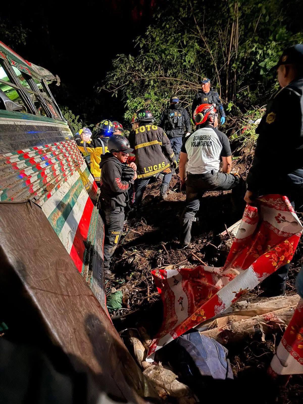 Se fue a un barranco: al menos 15 muertos en accidente de bus en Guatemala