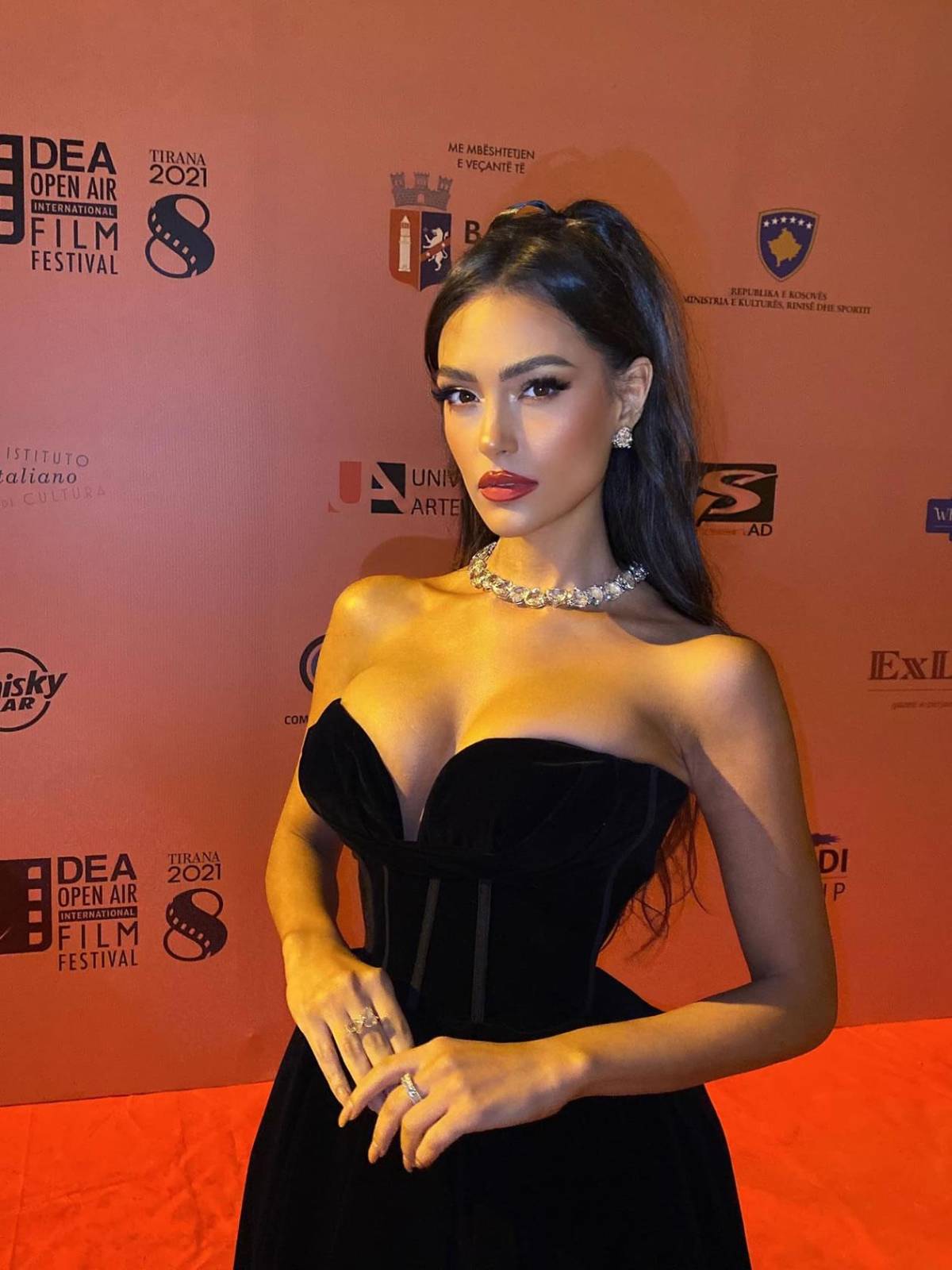 Presentadora de la Champions hace grave denuncia: esto sufre por su físico