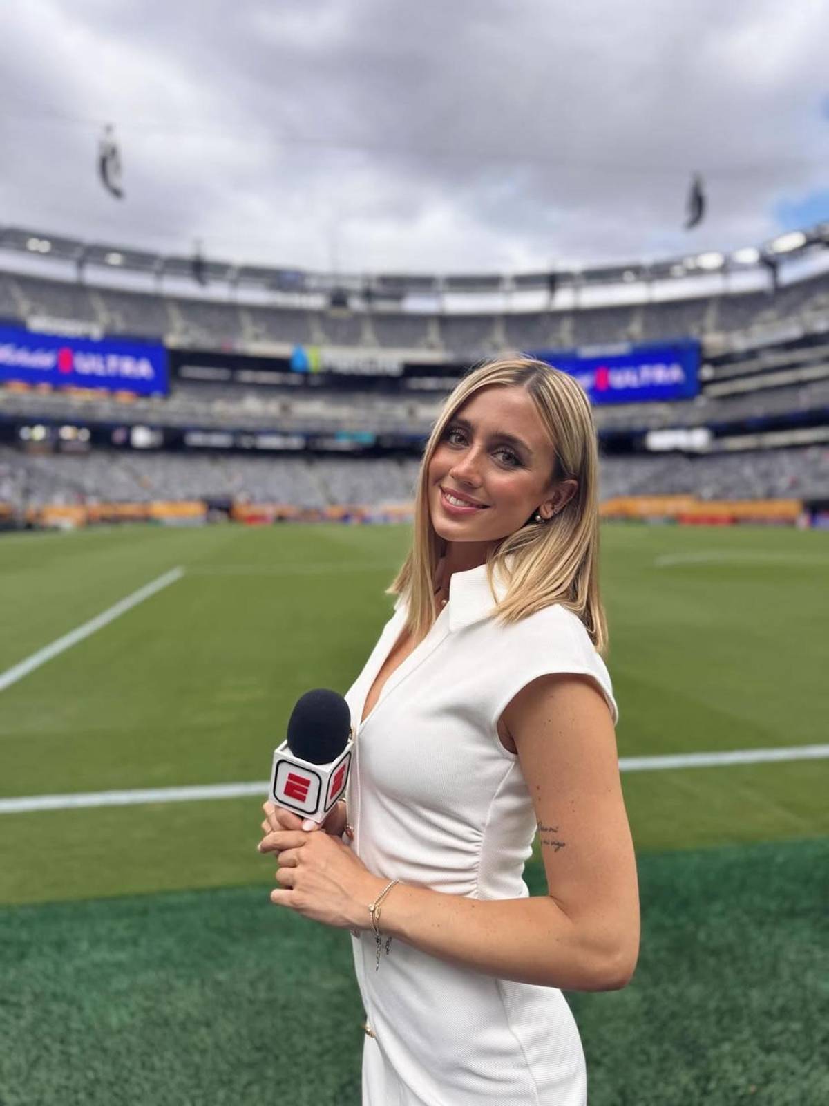 Sexy periodista deportiva se compromete con conocido futbolista argentino