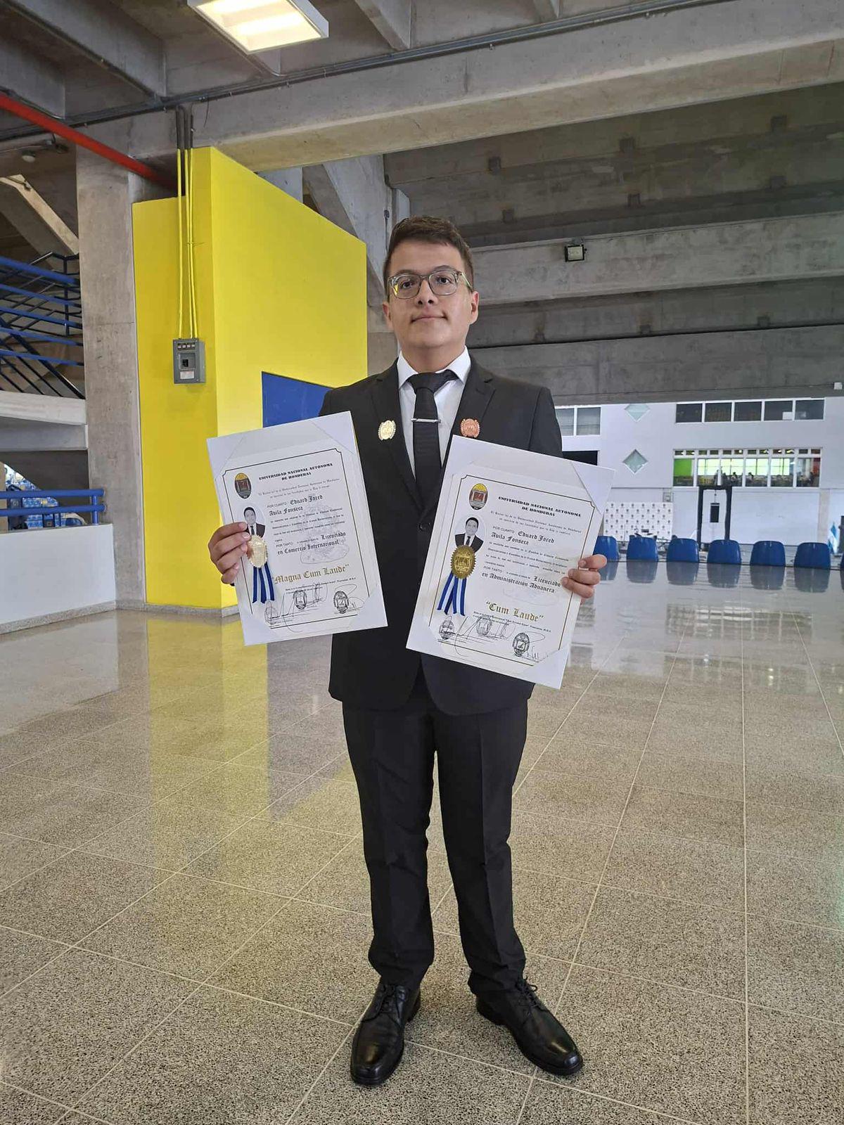 ¡Orgullo catracho! Joven de solo 23 años obtiene doble título en la Unah con mención honorífica