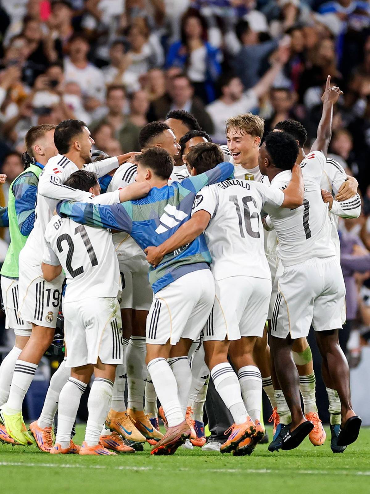 Real Madrid festeja, bronca, Lamine invita a pelear a Courtois y Vinicius hace arder al Barcelona