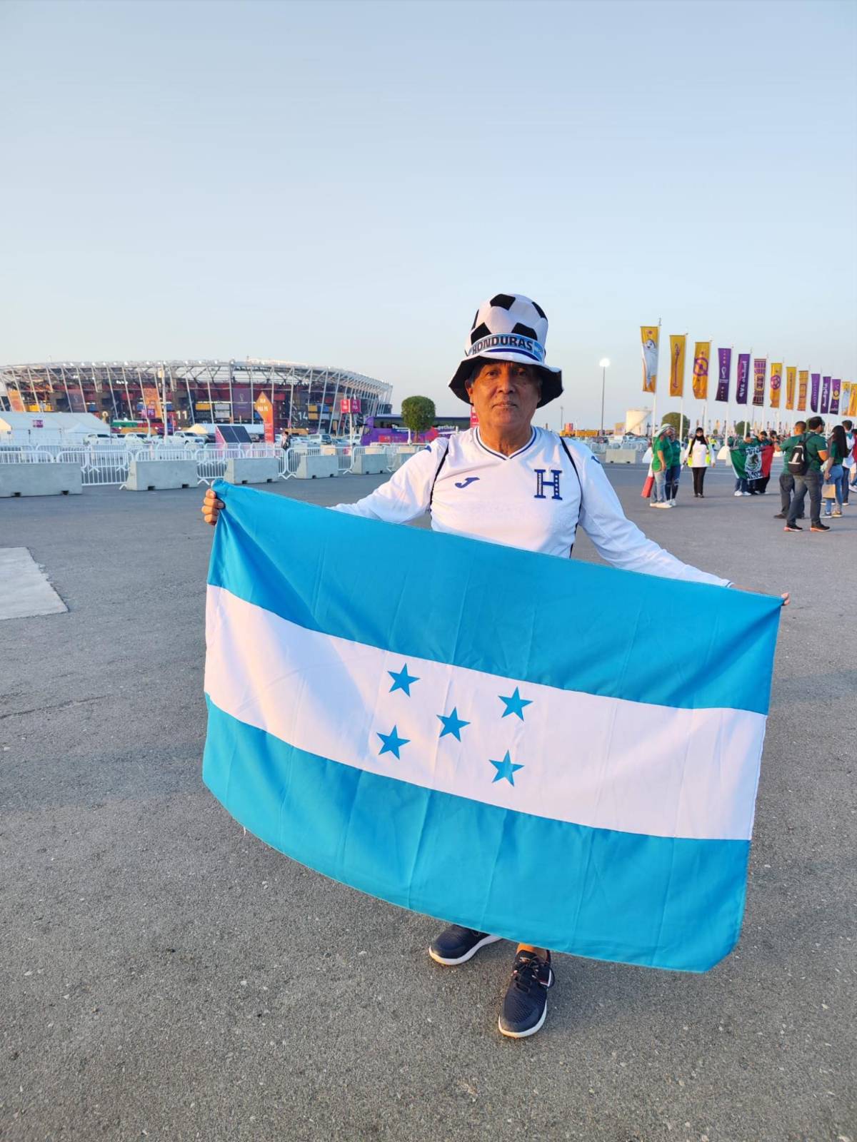 Chicas, hondureño presente y besos en debut de México