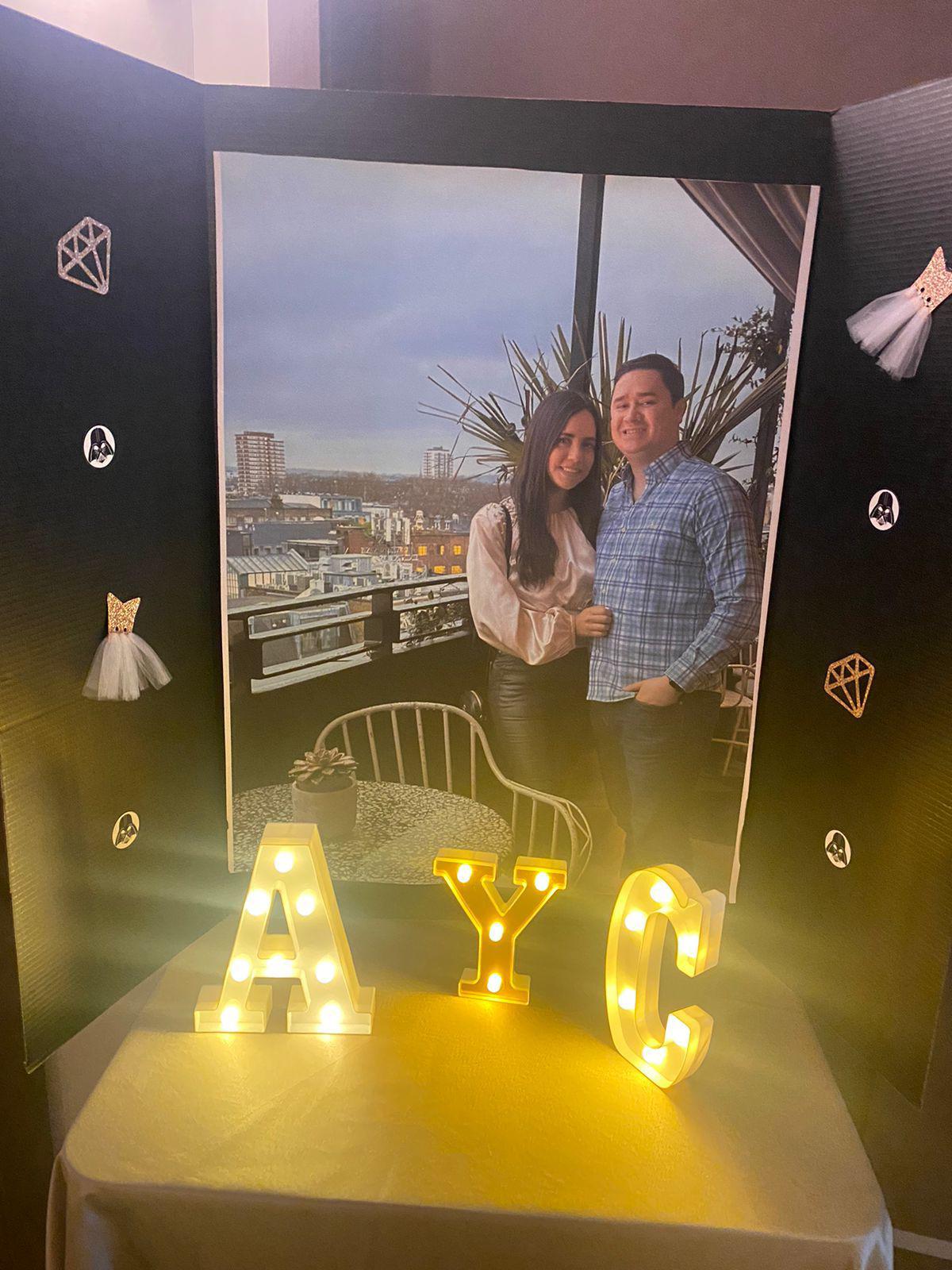 Andrea Zúniga y Carlos Cubero festejan su despedida de solteros