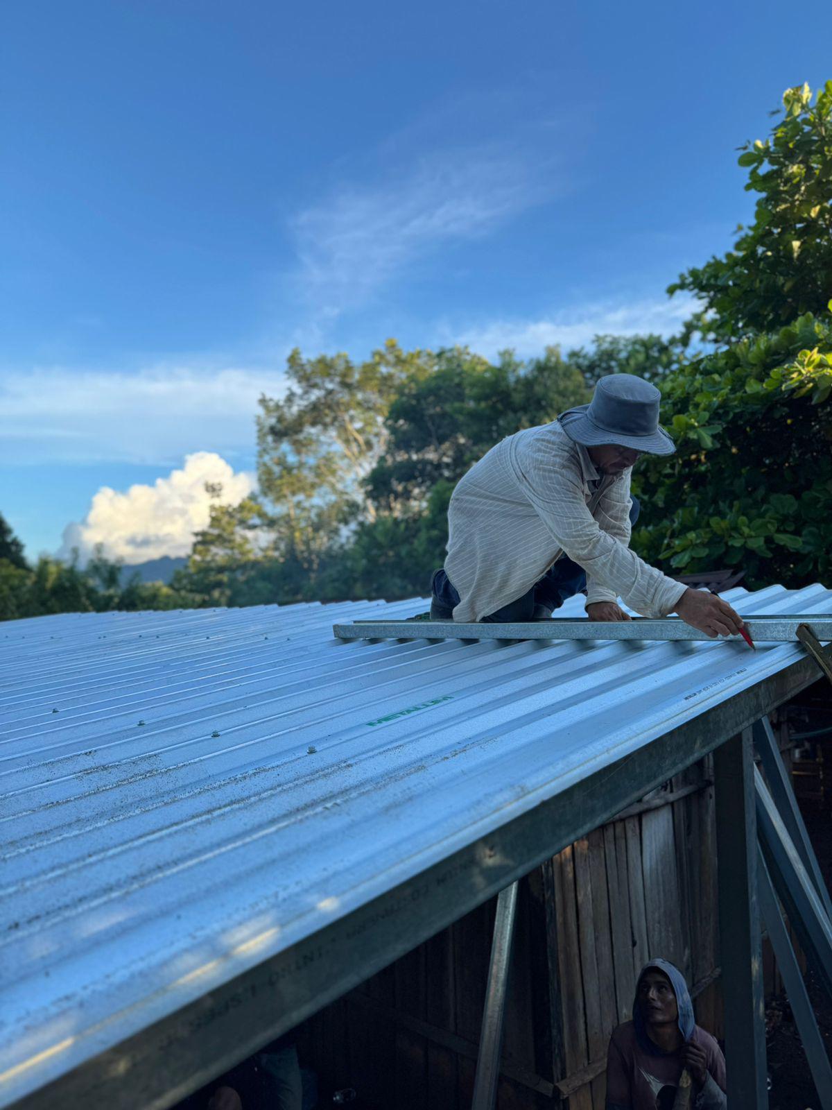 Influencer hondureño le construye vivienda a familia guatemalteca