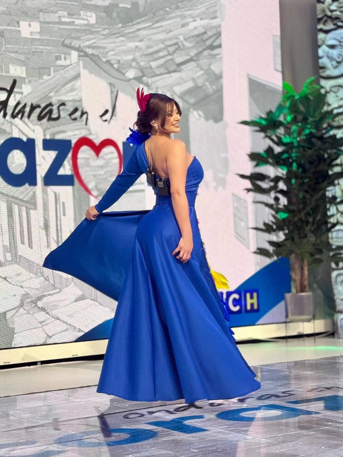 ¡Bella entre las bellas! Milagro Flores deslumbró con colorido atuendo