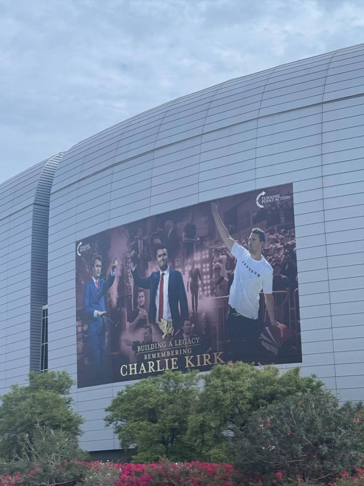 Miles de seguidores de Charlie Kirk se dan cita en Arizona para despedirlo junto a Trump