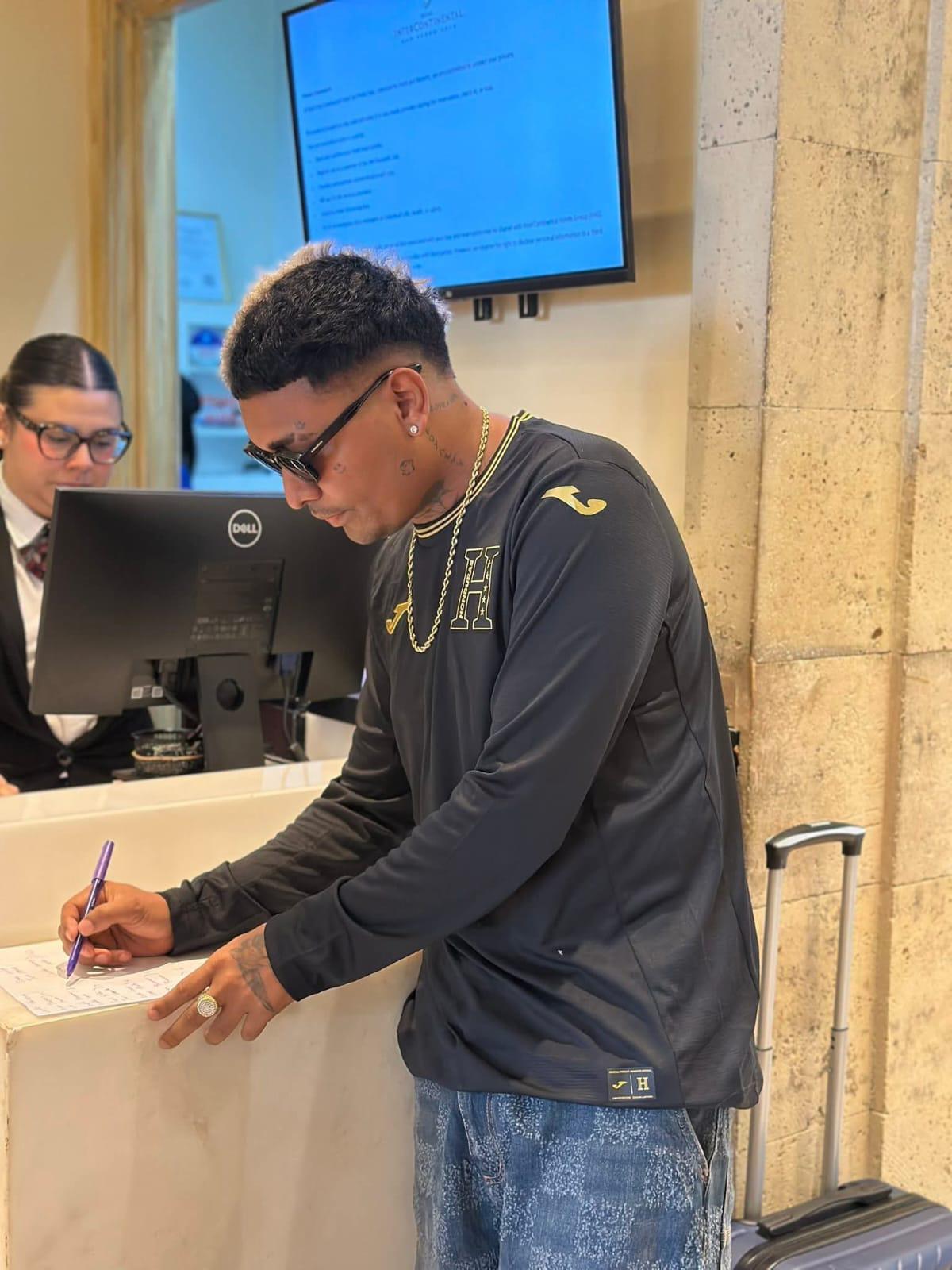 Tiktokers de Honduras inician concentración en lugar donde estuvo Messi