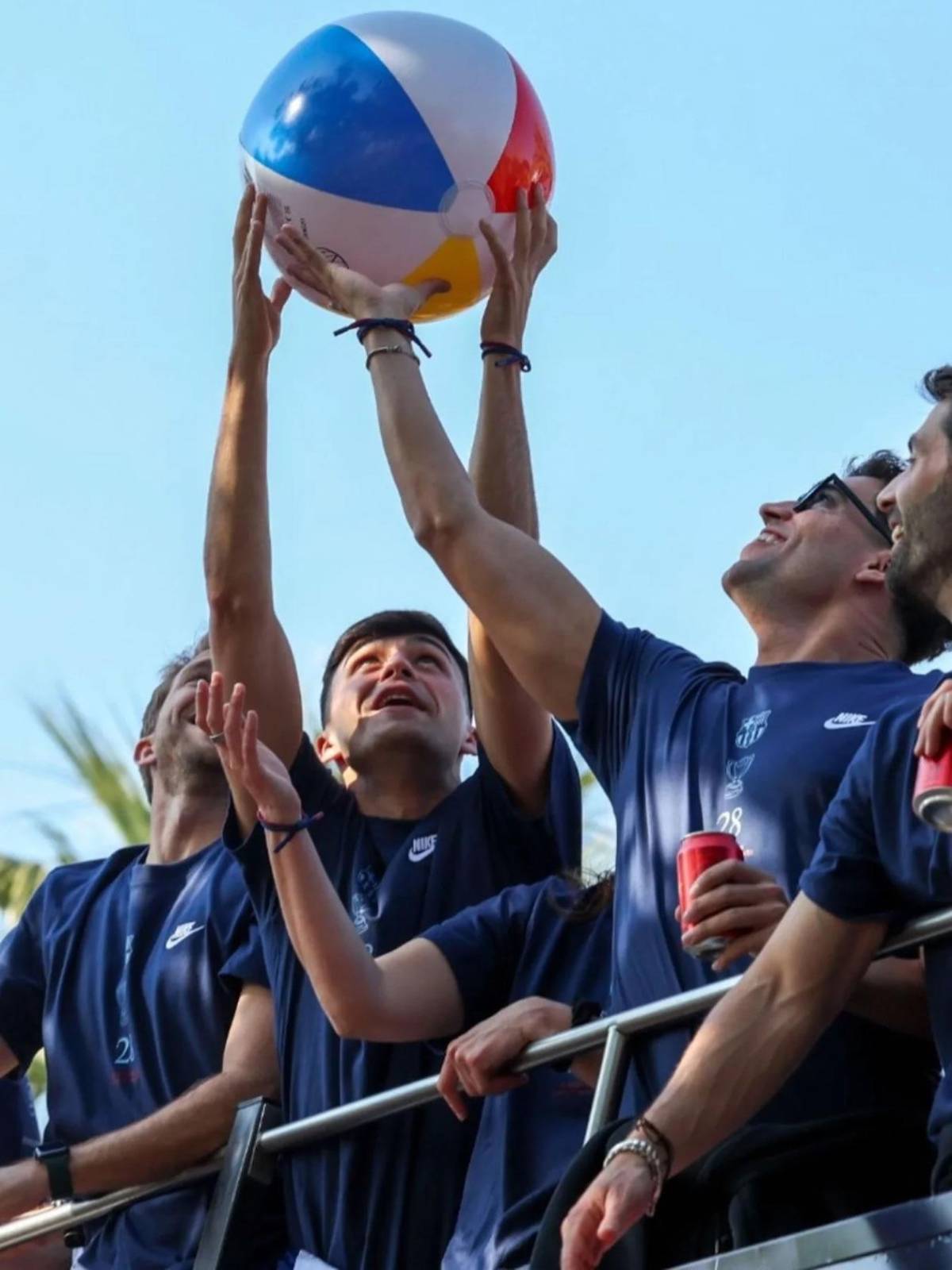 Rúa del Barcelona: jugadores se burlan de Vinicius y dardo de Lamine al Real Madrid