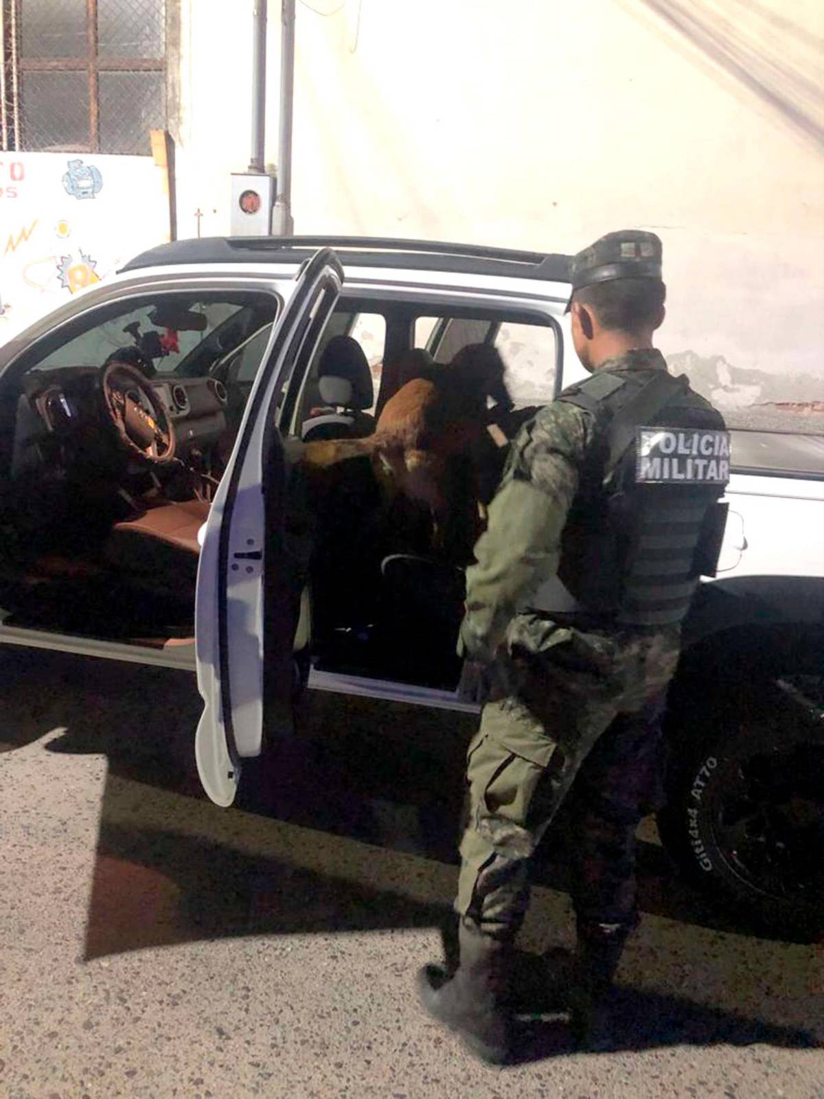 Cae policía y otros dos hombres con carro robado