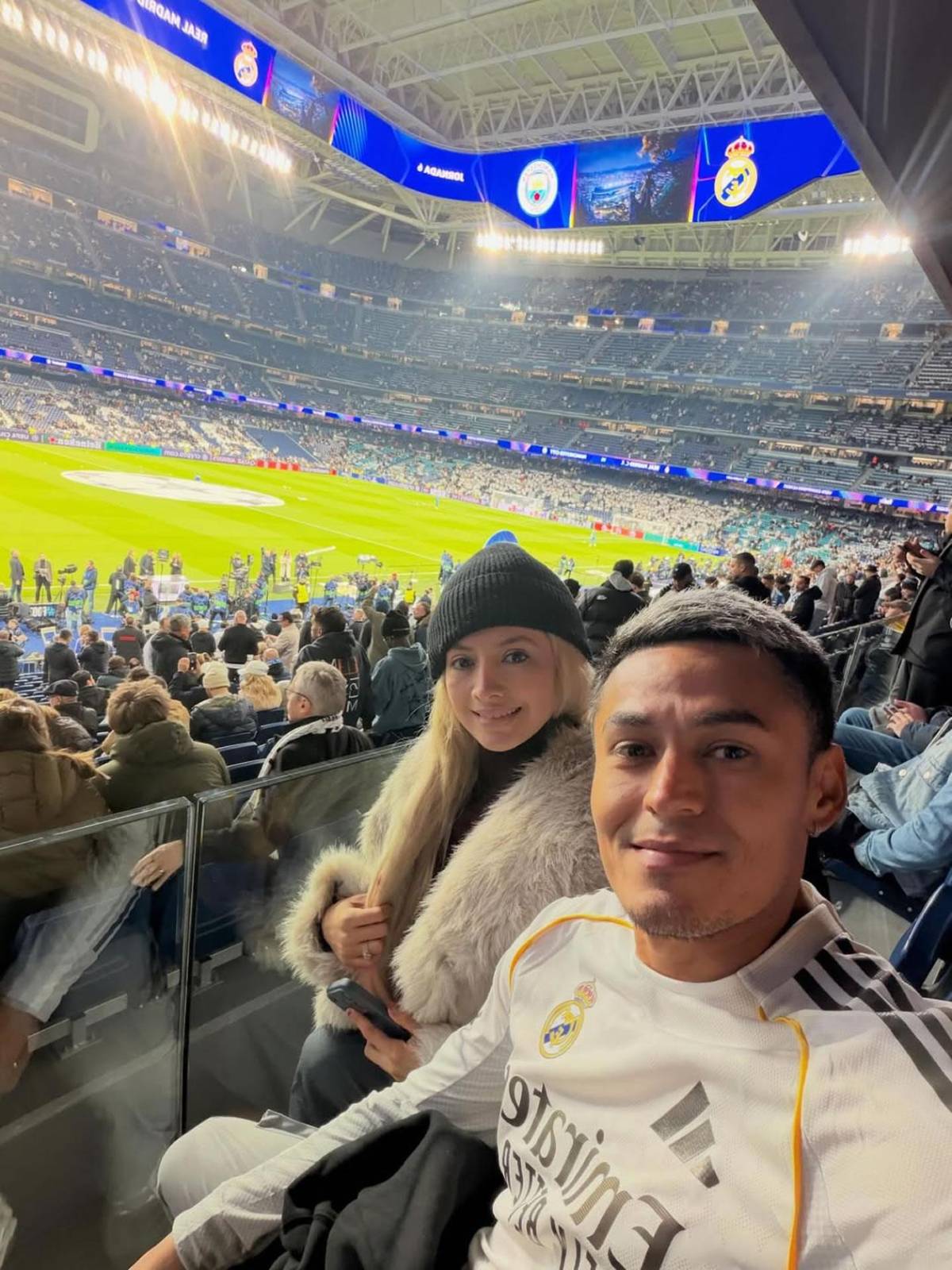 'Barbie' hondureña deslumbra en Europa con legionario: Champions en el Bernabéu