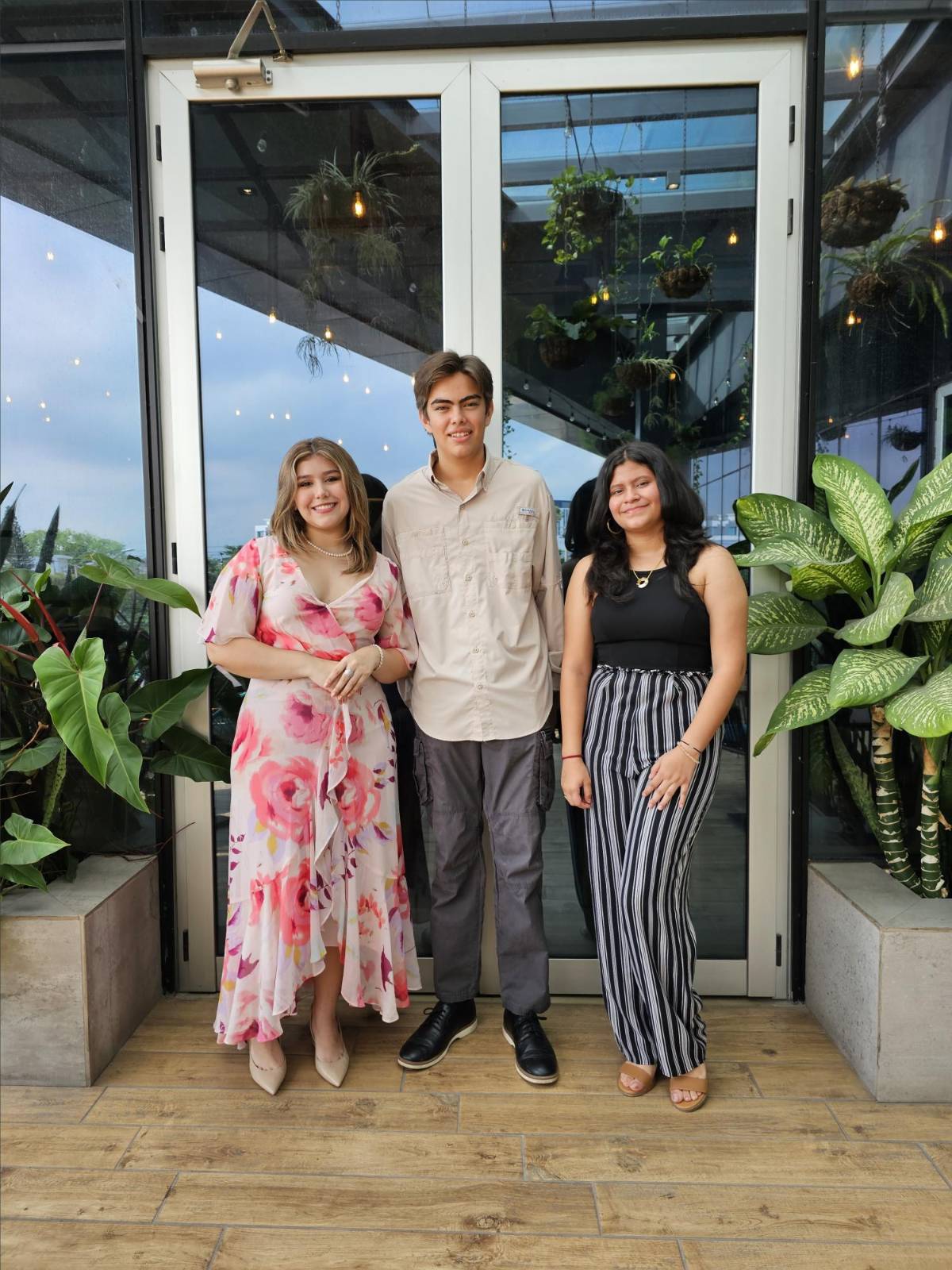 Seniors de la New Beginnings Learning Center celebran previo al inicio de clases