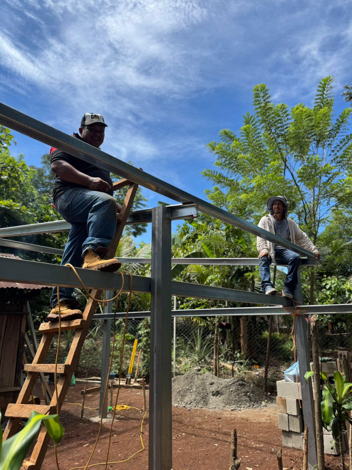 Influencer hondureño le construye vivienda a familia guatemalteca