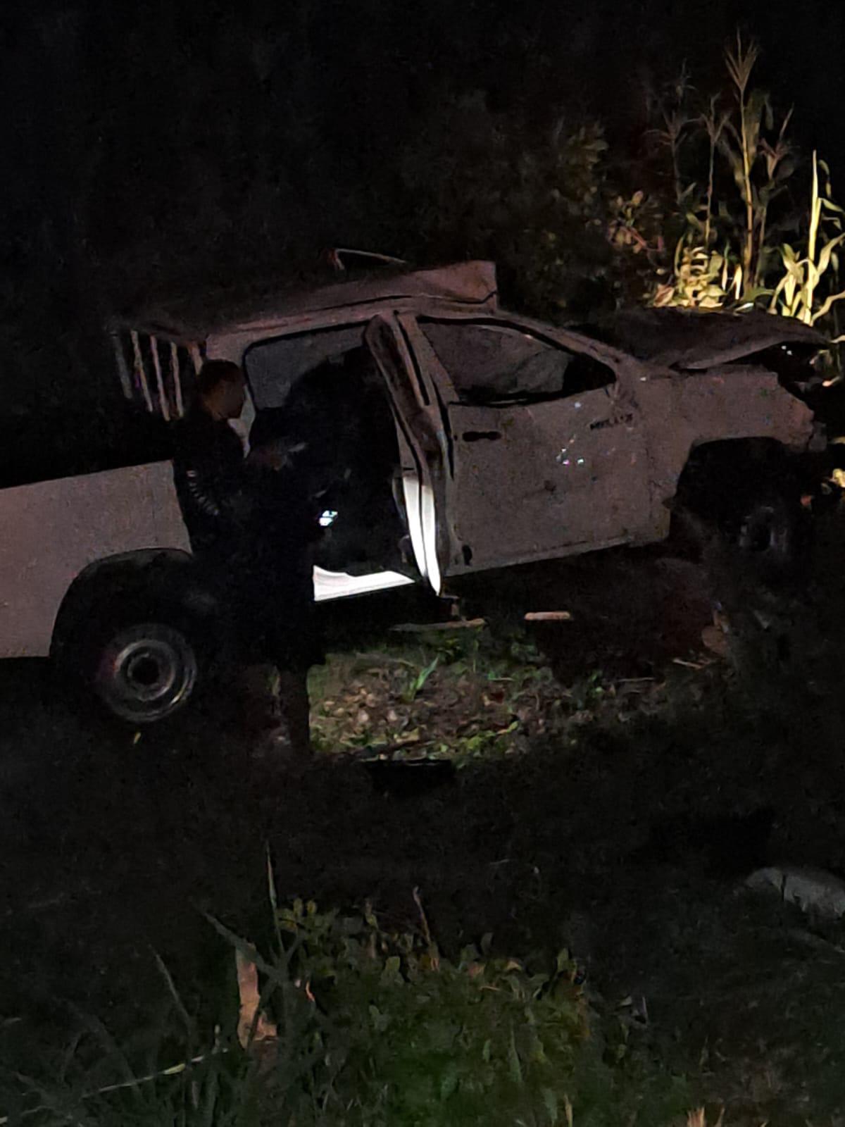 Afortunadamente, en el pick blanco sólo se transportaba una persona. El conductor resultó herido.