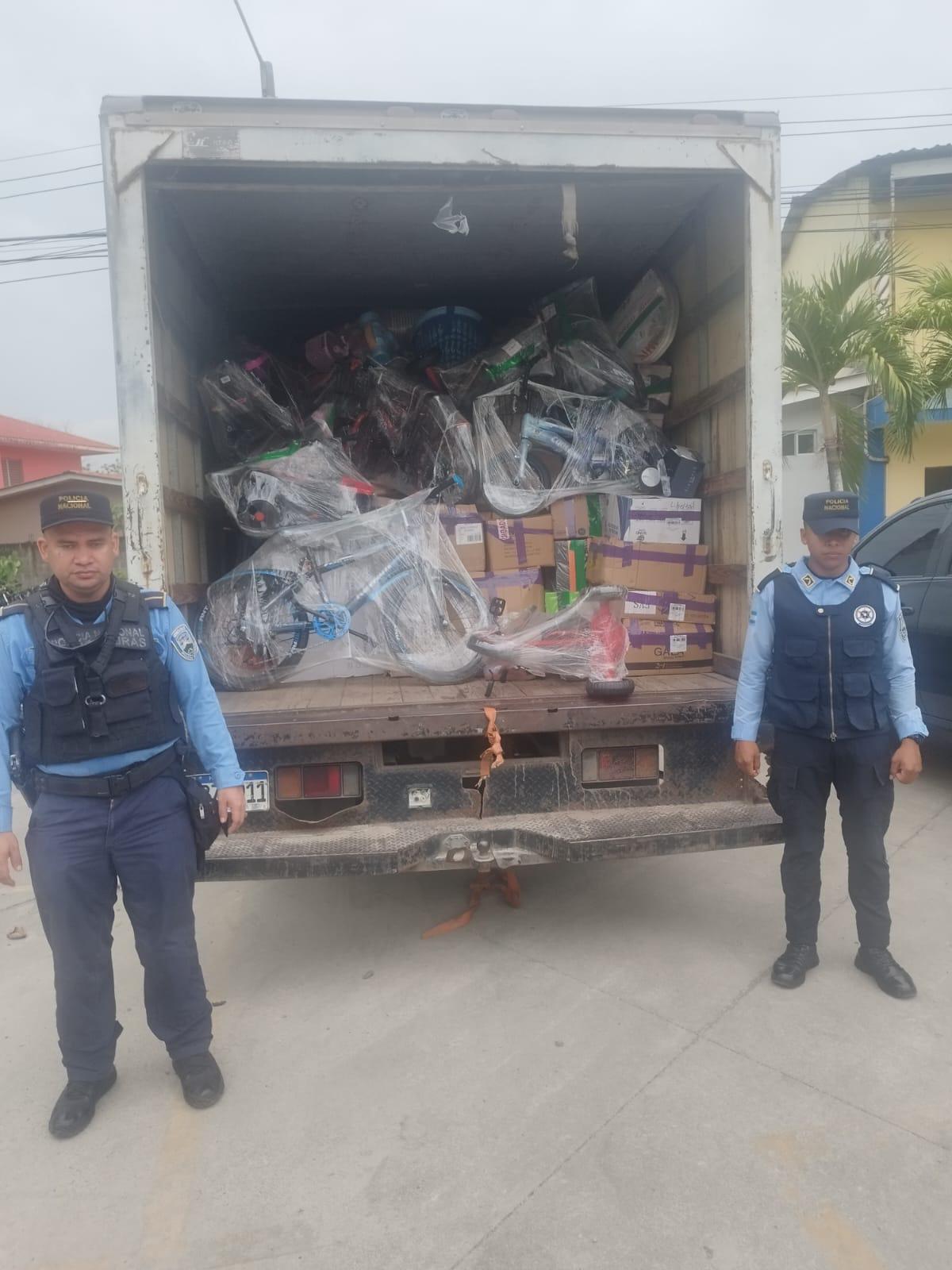 Capturan a dos hombres con camión lleno de mercadería robada de reconocido almacén