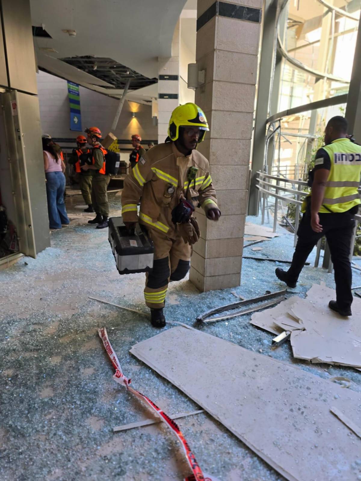 Las imágenes del ataque de Irán a uno de los principales hospitales de Israel