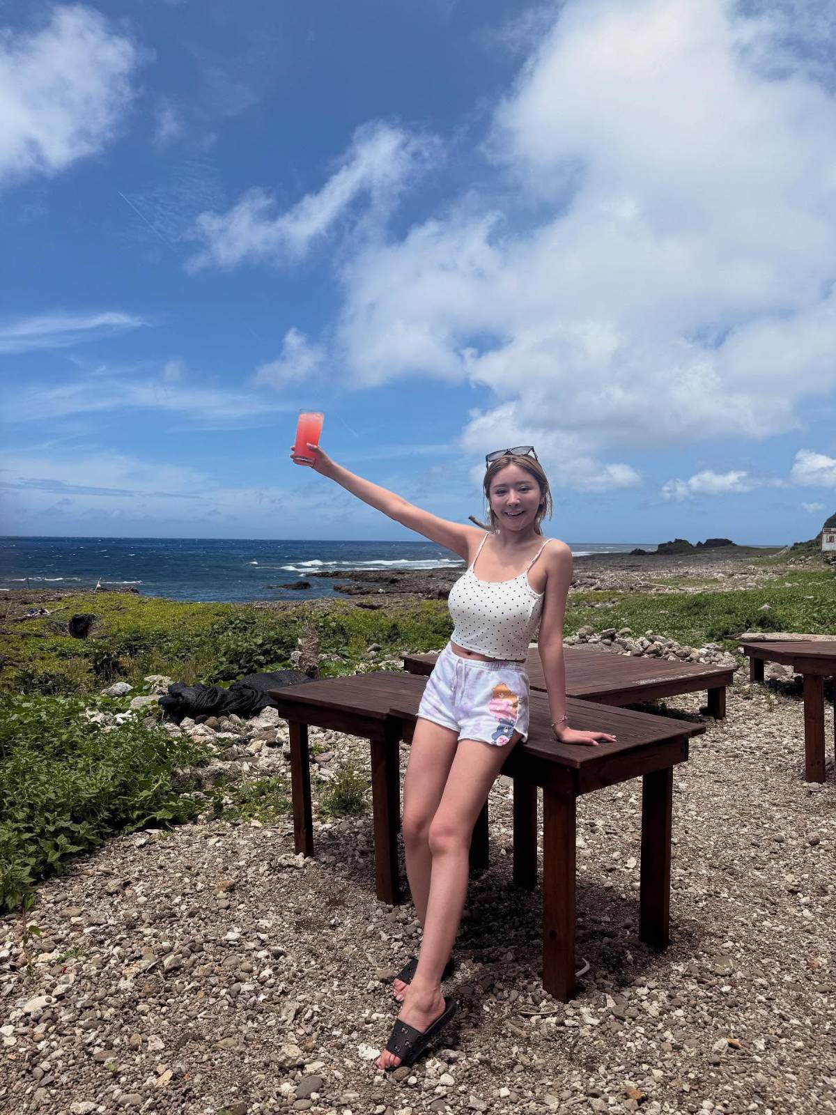 Modelo es hallada sin vida en una bañera; famoso cantante es sospechoso