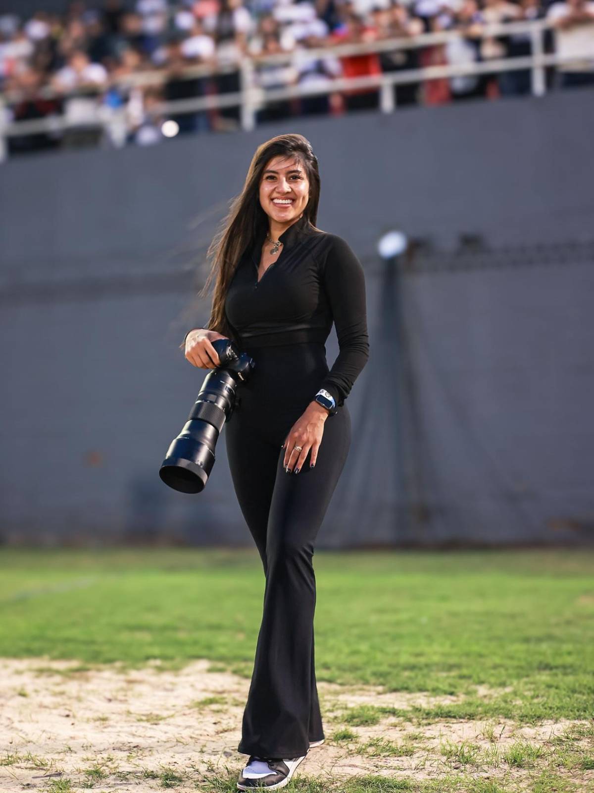 Fotógrafa deportiva es vetada por su atrevida vestimenta y el caso da un giro inesperado