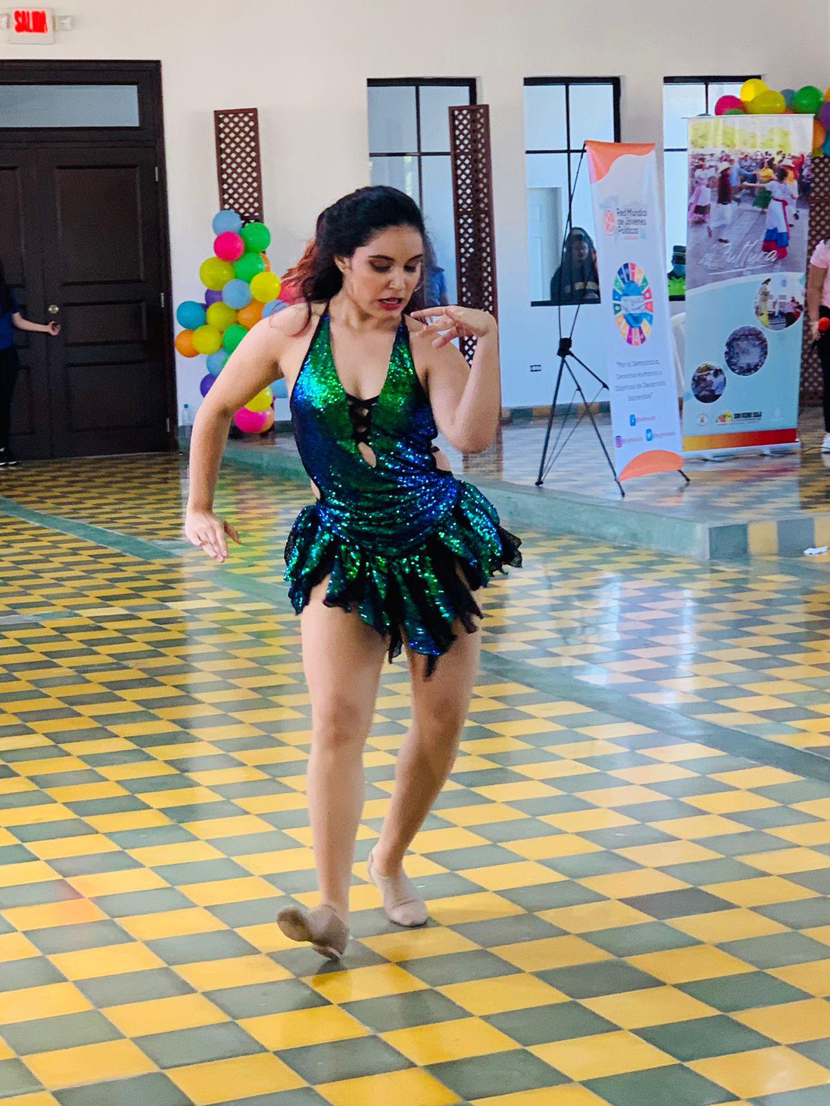 Bailaína Hary Ríos baila una pieza de ritmos latinos.