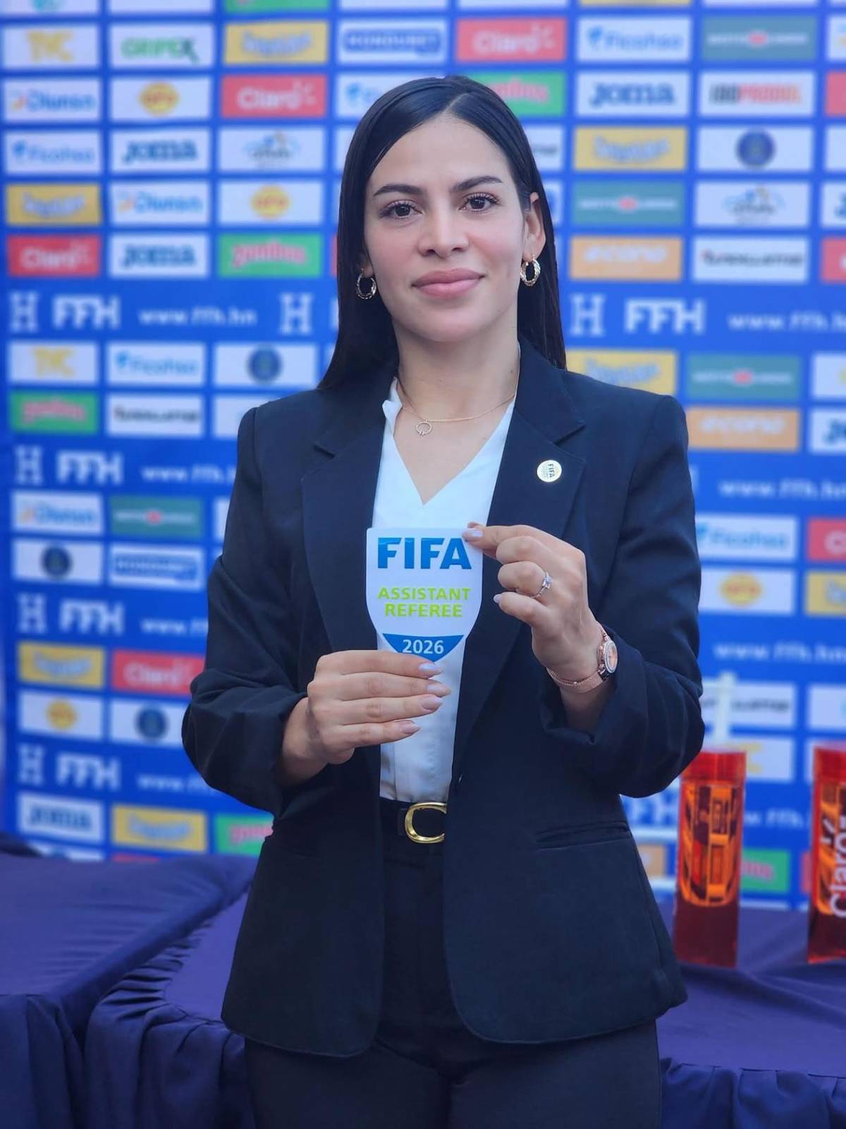 Así es la bella árbitra hondureña que cautiva en redes tras recibir gafete FIFA