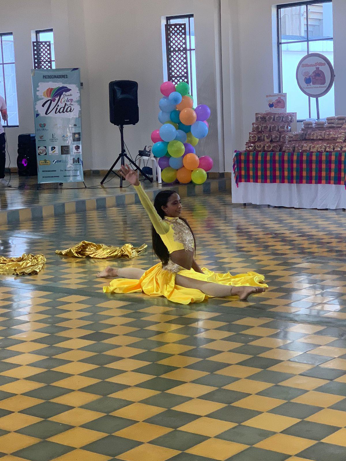 Bailarína de la academia de danza Cencea ejecuta con una pieza de danza árabe.