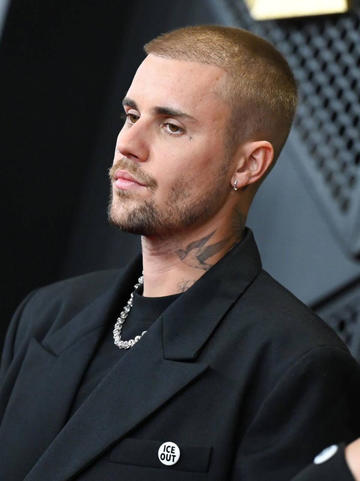 Justin y Hailey Bieber lucieron looks coordinados en los Grammy 2026