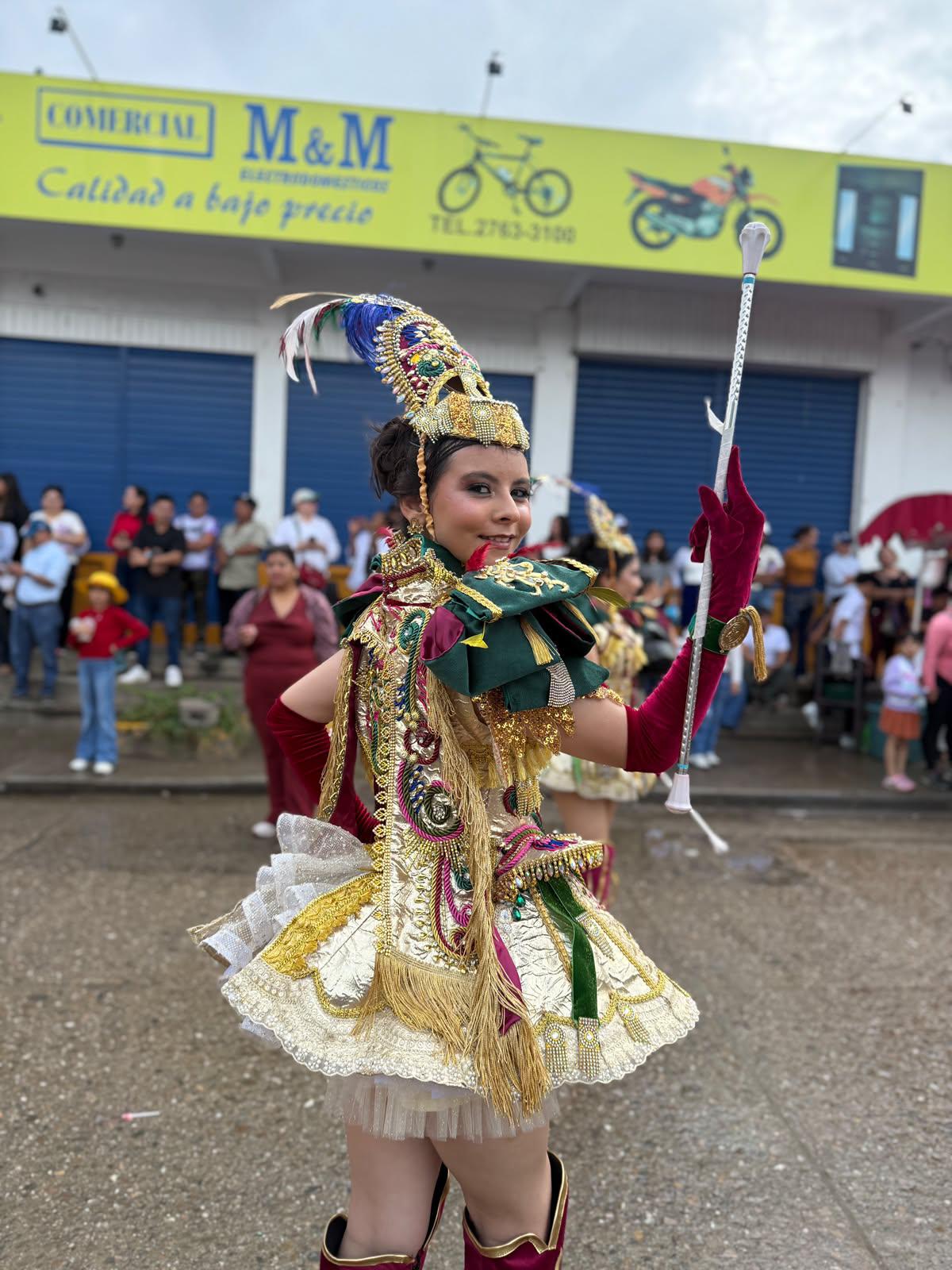 Elegancia y tradición en el desfile de las palillonas del Instituto Cosme García