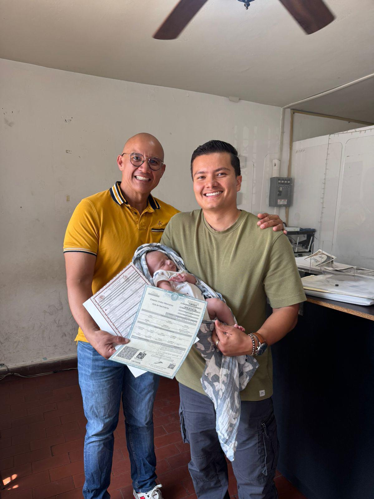 Registran al segundo bebé con dos papás en Nuevo León, México