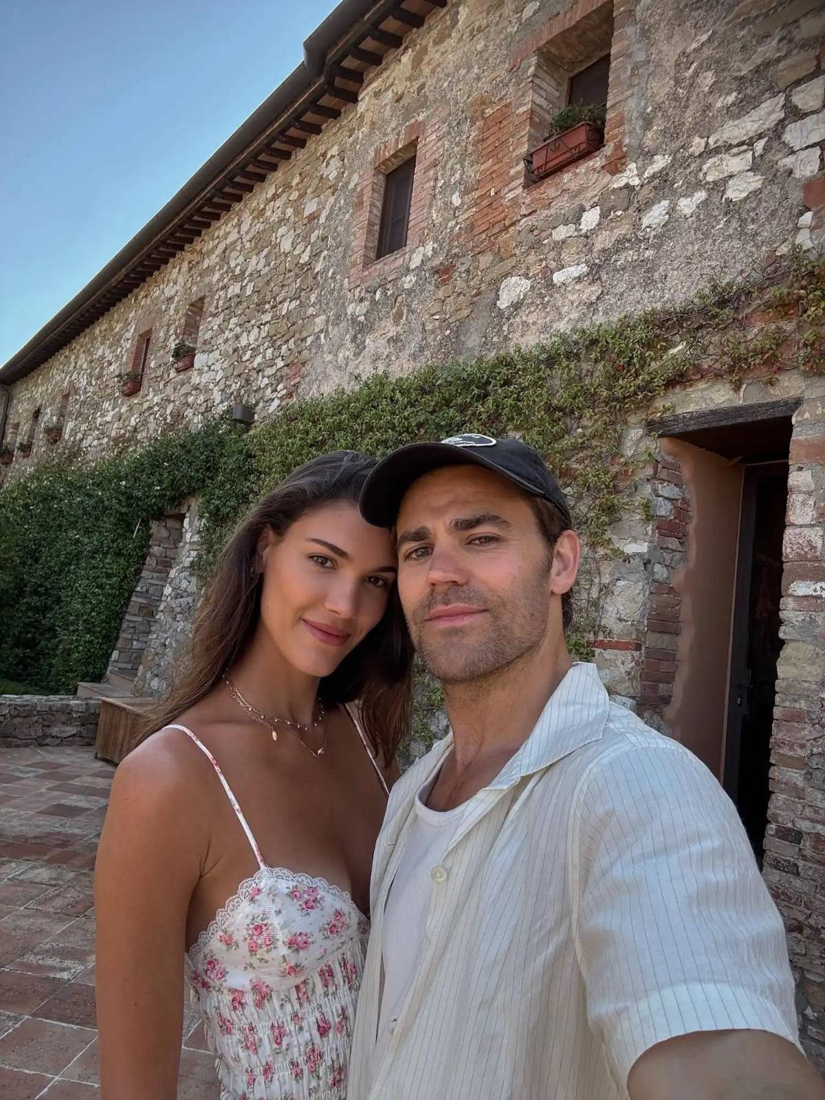 Parejas famosas del cine y la música que se comprometieron este 2025