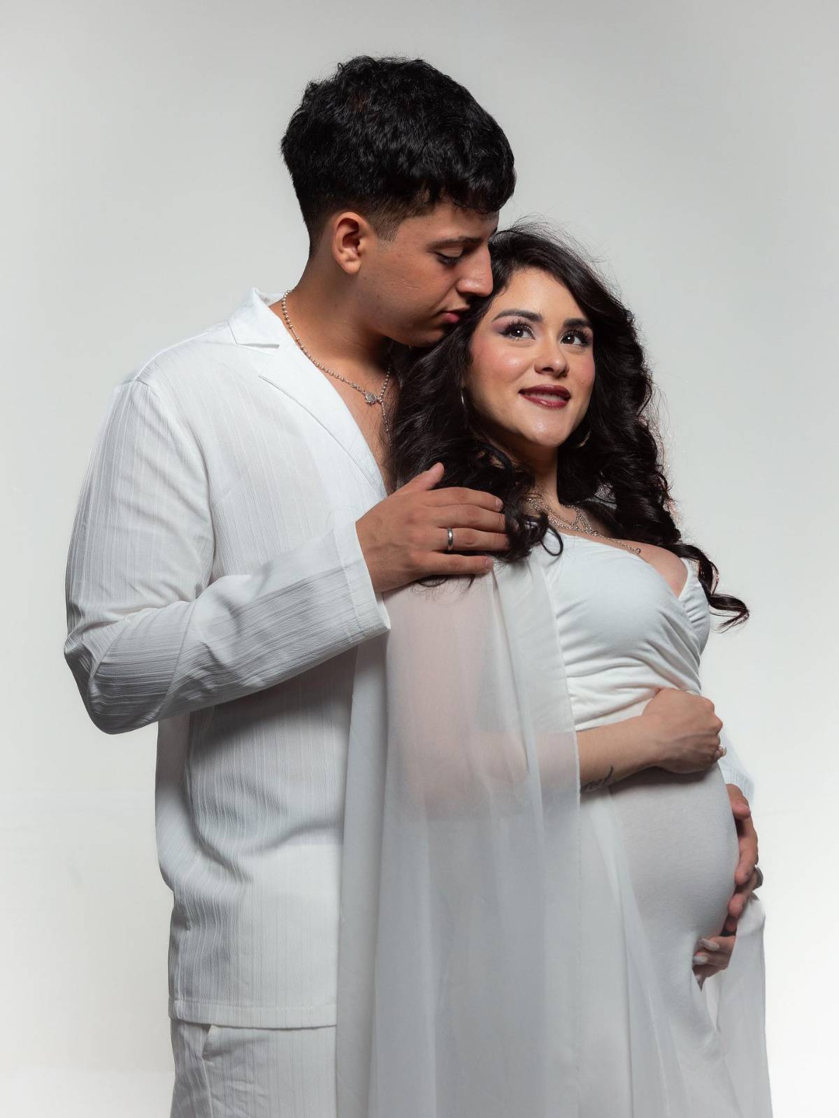 Con tiernas fotos, Ónice Flores revela que está esperando un bebé