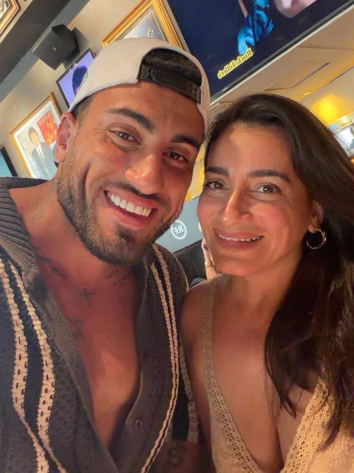 Romance del año: famoso futbolista enamoró a mujer 20 años mayor y ella responde a las críticas
